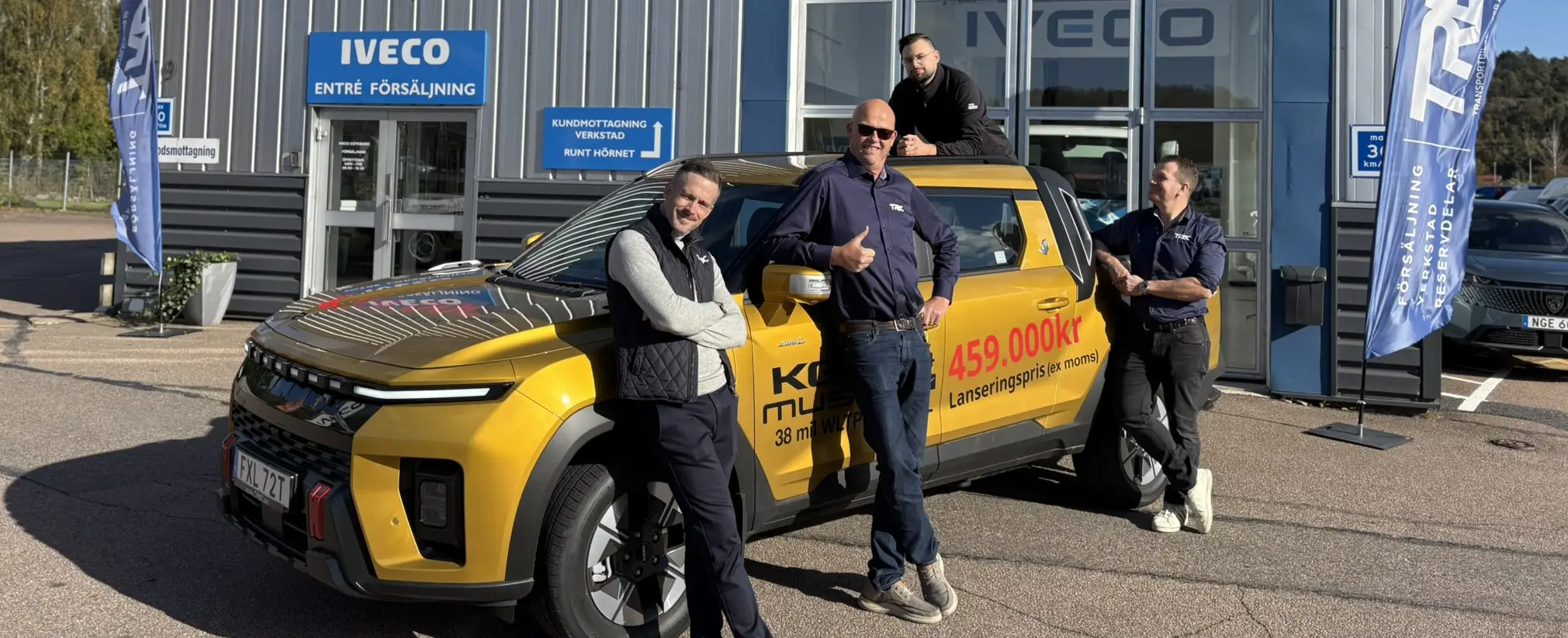 KGM - Auktoriserade försäljare står vid en gul bil