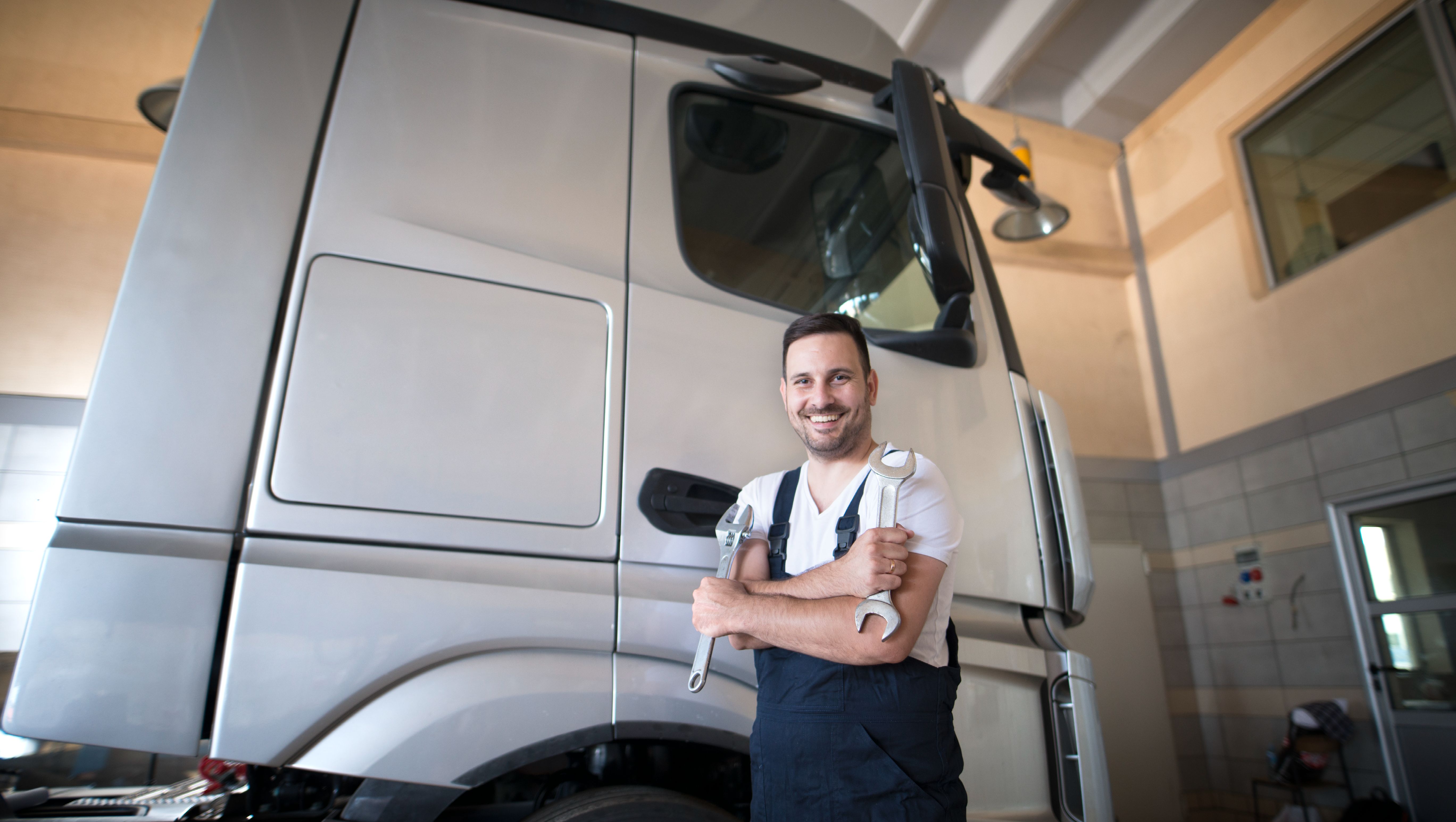 montör framför Iveco lastbil